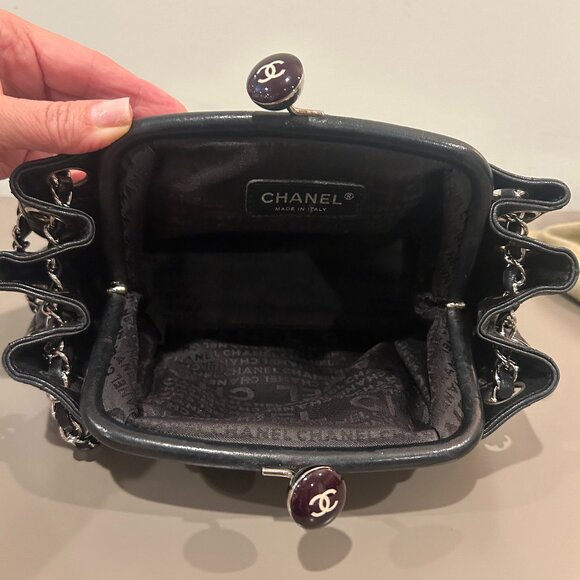 CHANEL Limited Edition Leather Purse with Twist Closure - Picture 8 of 8